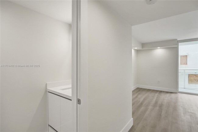 Building Photo - 2457 Collins Ave