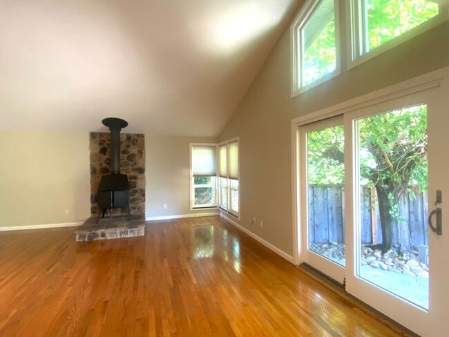 Building Photo - Pleasanton Heights 3BD, 2BA, Single Story, Great Location near downtown, Top Schools