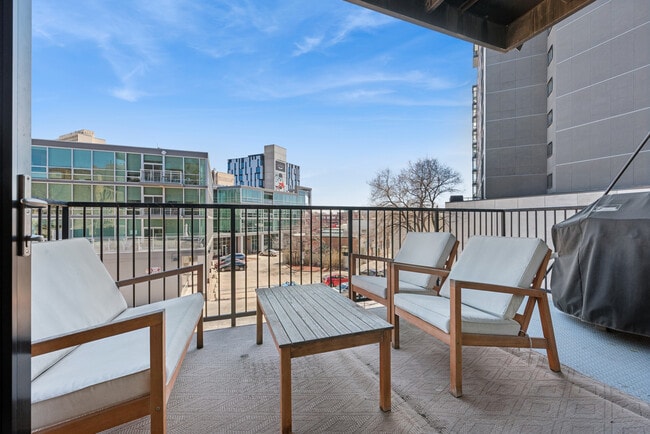 Foto del edificio - 1648 W Division St