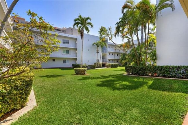 Building Photo - 100 Edgewater Dr