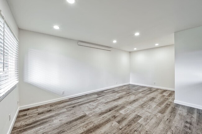 Building Photo - Lovely Apartment in Sehome