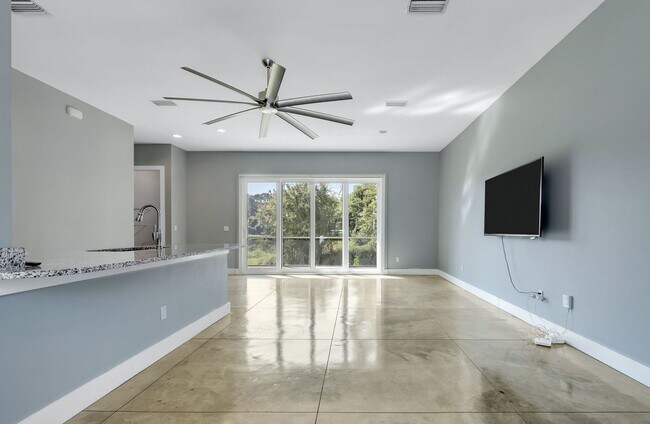 Foto del edificio - Modern Loft Near HCA & TMH With Lake Frontage