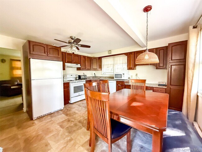 Building Photo - 8415 Soundview Ave