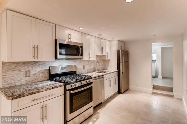 Building Photo - 927 S Baylis St