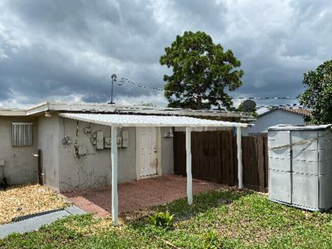 Building Photo - Excellent 2/1 Duplex in Desirable Area