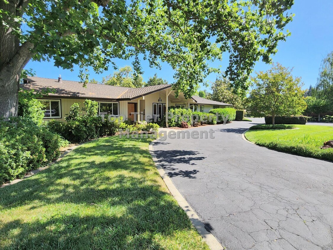 Foto principal - Spectacular 4 Bd/3 Ba, 2379 sf (plus separ...