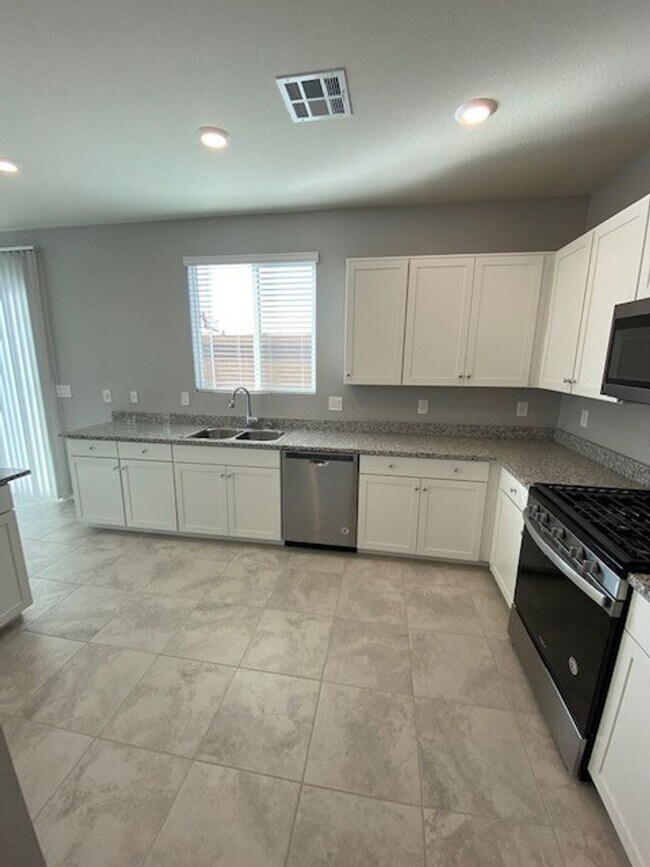 Building Photo - ** COMING SOON! ** Modern North Las Vegas Townhome with Granite Countertops, Covered Patio & Open...