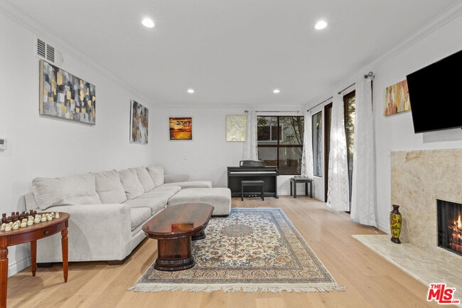 Building Photo - 450 San Vicente Blvd