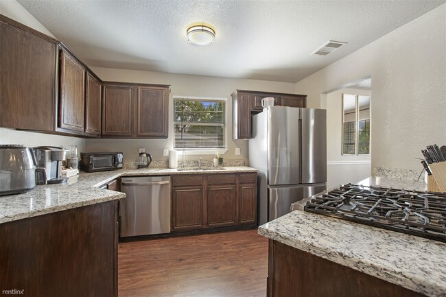 Building Photo - 3 br, 2 bath House - 2004 Cedar Crest Boul...
