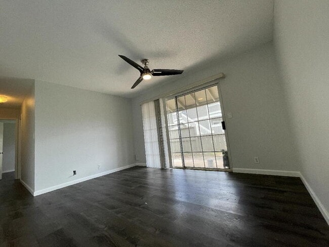 Building Photo - ROYAL PALM 2/1/2, A/C, cfans, W/D, patio, ...