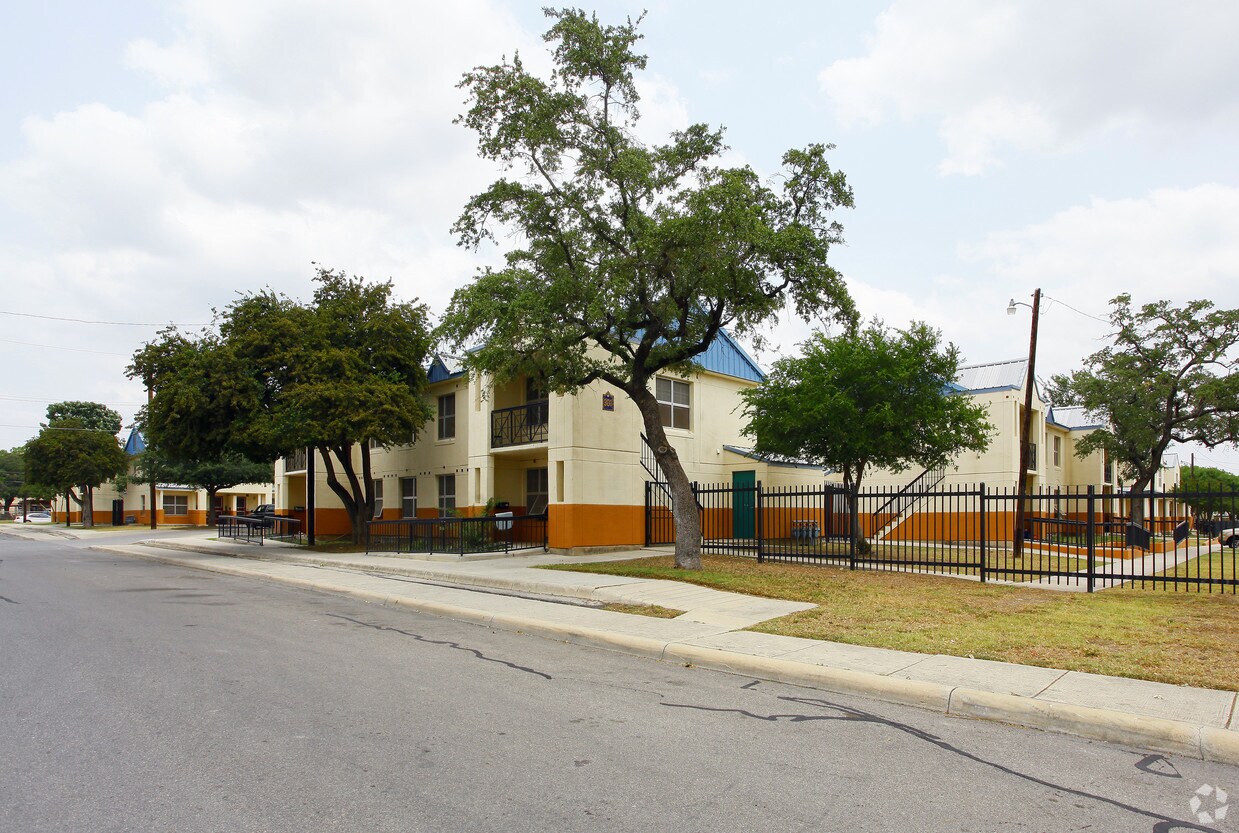 Alazan Apache Courts Apartments San Antonio Tx Apartments Com