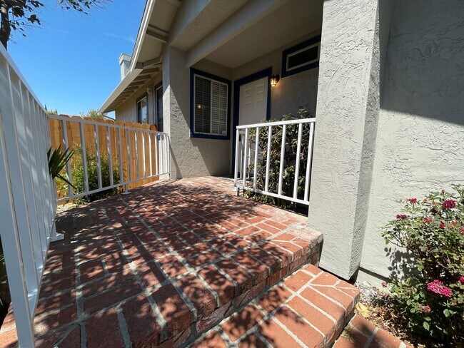 Building Photo - 1080 Camellia Ln