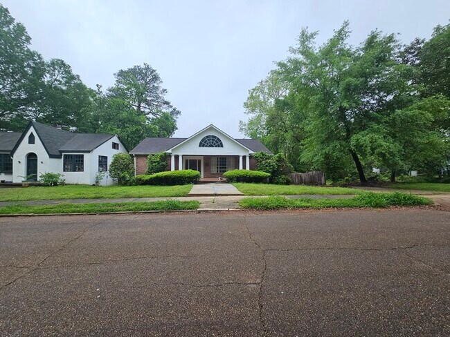 Building Photo - 901 Gillespie St