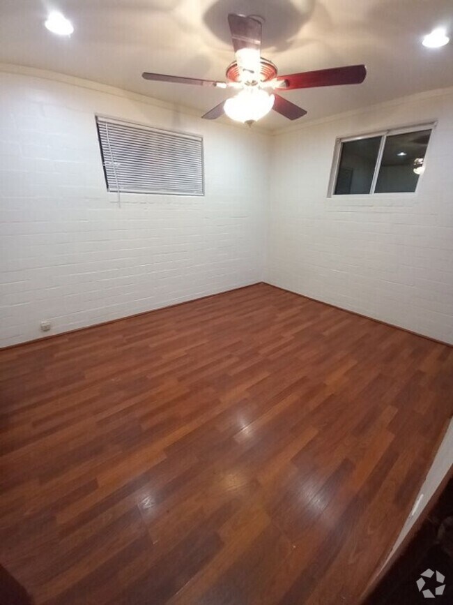 Building Photo - 2859 S Thrasher Ave