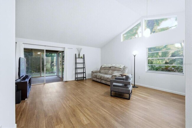 Foto del edificio - 4819 Village Garden Dr