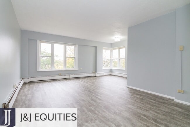 Interior Photo - 7333 N Ridge Blvd