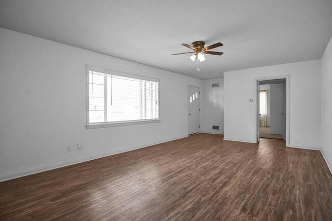 Building Photo - 3/1/1 close to medical and Texas Tech. Neutral colors.. Updated bath