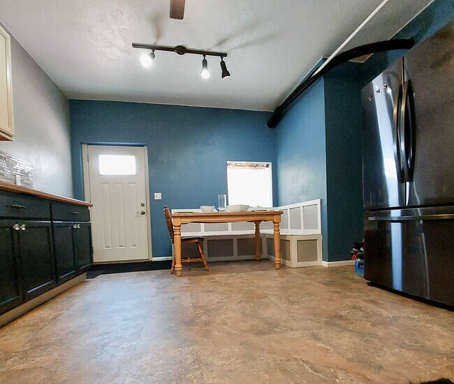 large eat in kitchen with garden entrance - 33 S Main St