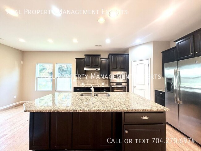 Photo - 2265 Isaac St House