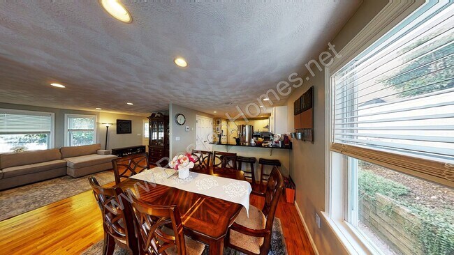Building Photo - 303 Waverley Ave