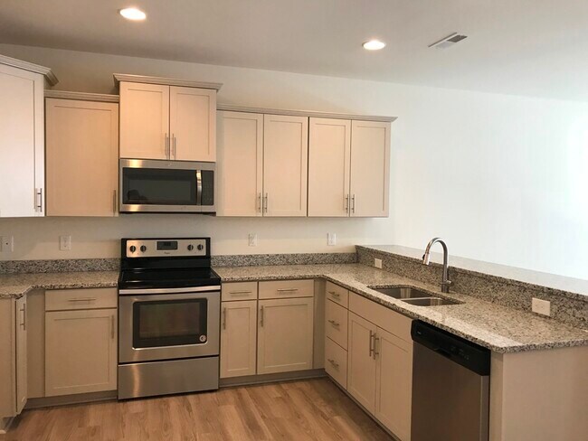 Building Photo - 1704 Shady Oaks Dr