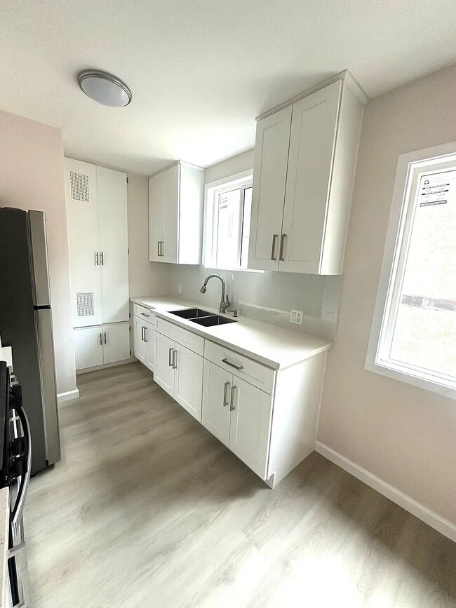 Building Photo - The Beautiful is in the Heart of BurBank