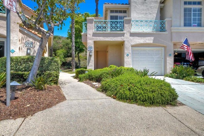 Foto del edificio - Beautiful 2 Bed, 2 Bath Sabre Springs Townhome with 1 Car Garage