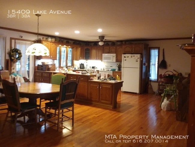 Foto del edificio - 15409 Lake Ave