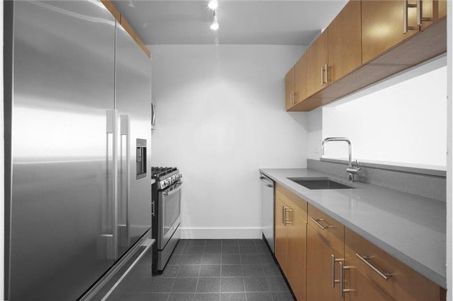 Building Photo - 420 W 42nd St