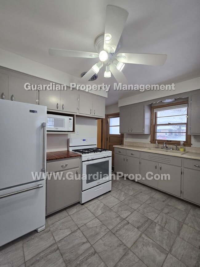 Building Photo - Available now! House with extra office/bonus room! new LVP flooring throughout, main floor living...