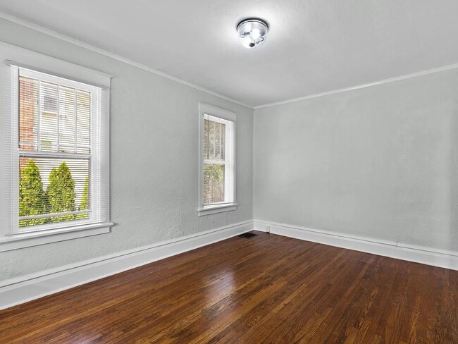 Building Photo - 2 bed 1 bath Maplewood home for Lease