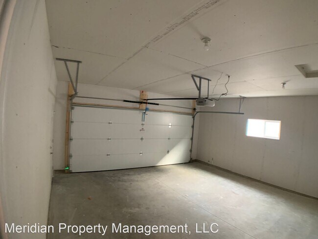 Building Photo - 4 br, 3 bath Apartment - 1701 Johnson Dr S...
