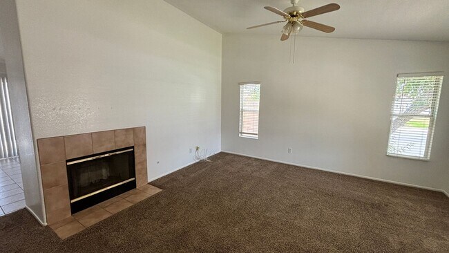Foto del edificio - Spacious 3 bed 2 bath home.