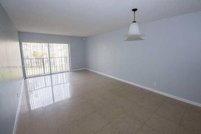 Foto del edificio - 8550 N Sherman Cir