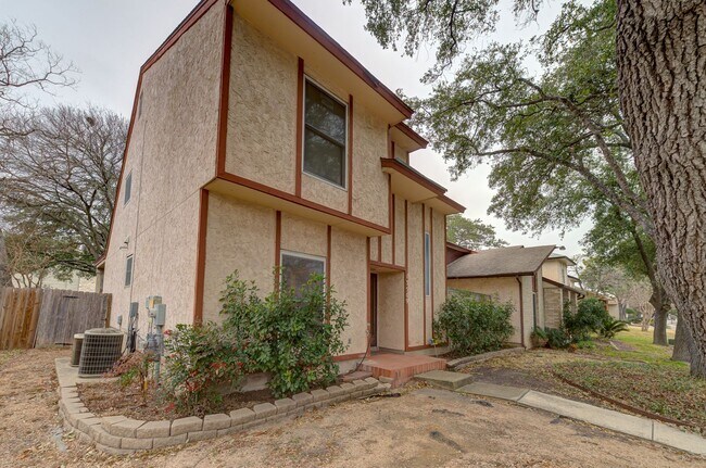 Foto del edificio - Charming Home with Vaulted Ceilings & Loft Near 281 & Bitters