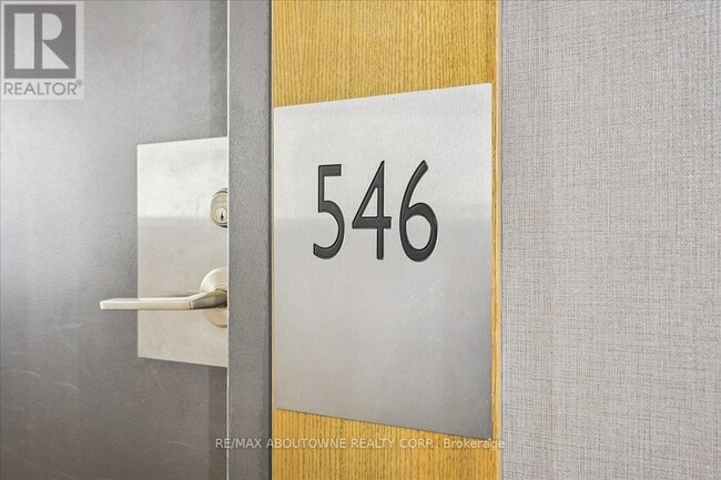 Building Photo - 1030 King St W