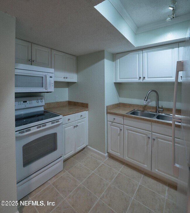 Foto del edificio - 100 Fairway Park Blvd