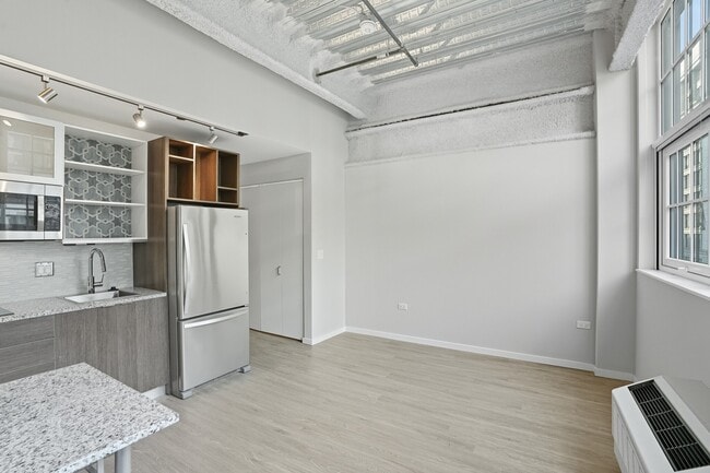 Building Photo - 61 E Lake St