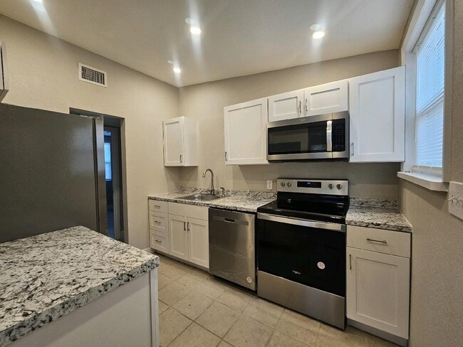 Building Photo - 703 W Veterans Dr