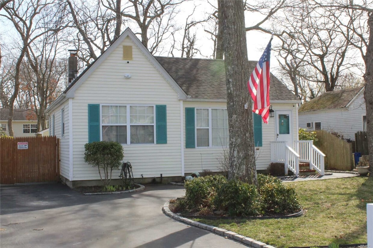 104 W Parkview Dr, Shirley, NY 11967 House Rental in Shirley, NY