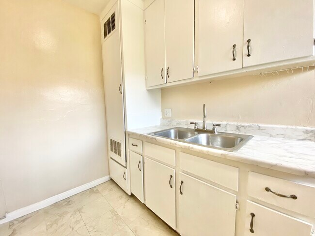 Building Photo - 3829 Wall St