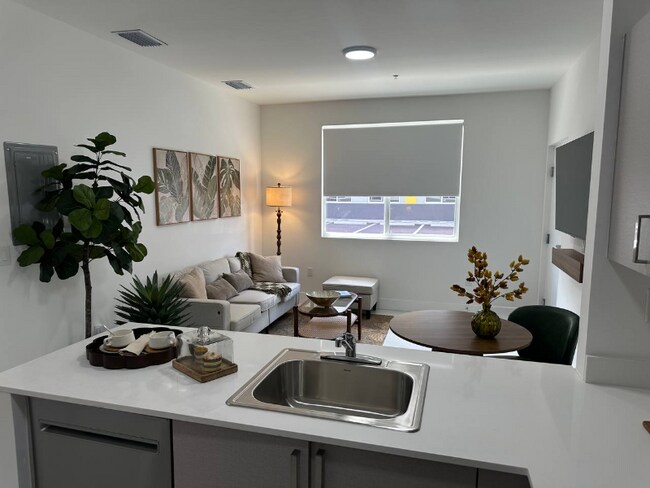 Foto del edificio - 1451 W 29th St