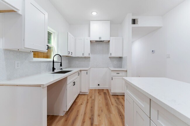 Foto del edificio - Stunning Duplex with Garage & Modern Finishes