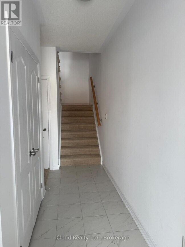 Building Photo - 386 Centre St