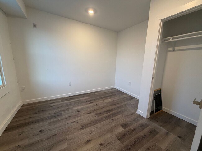 Foto del edificio - 240- 242 E Girard