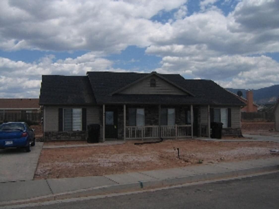 Primary Photo - Cozy 2 bedroom Duplex Home