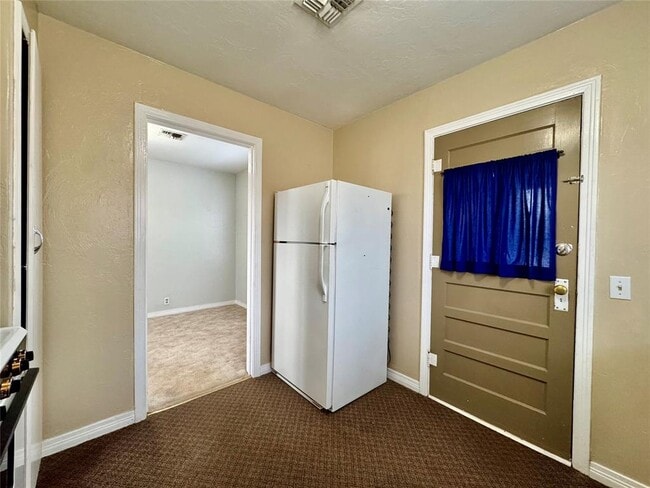 Building Photo - 711 N Broadway Ave