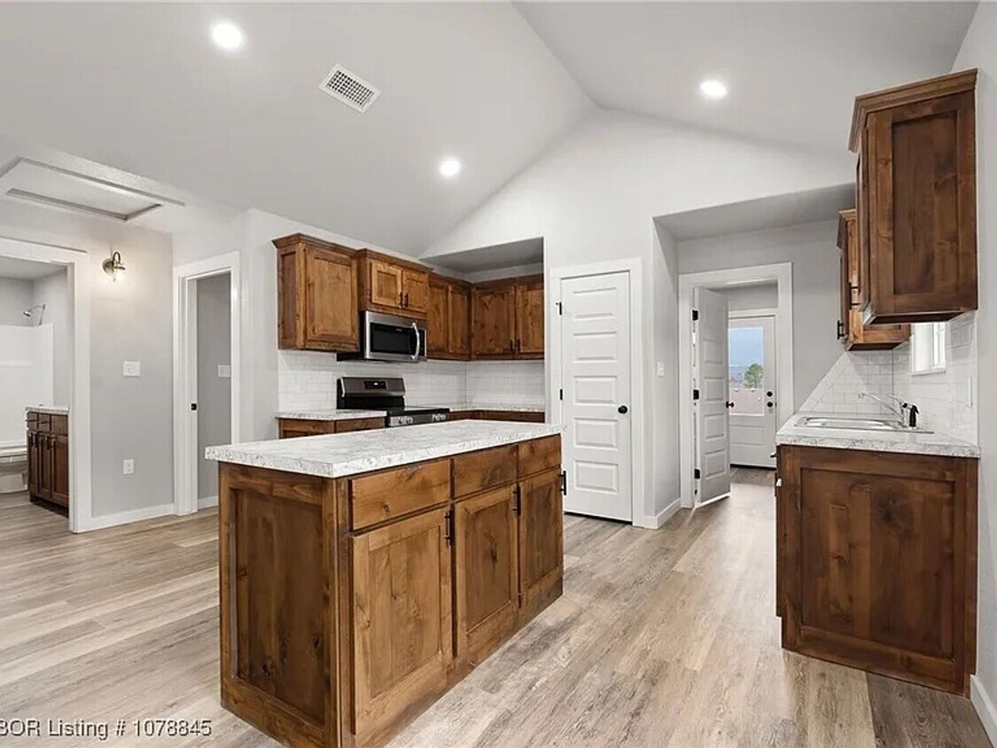 Building Photo - Three Bedroom/Two Bath Home