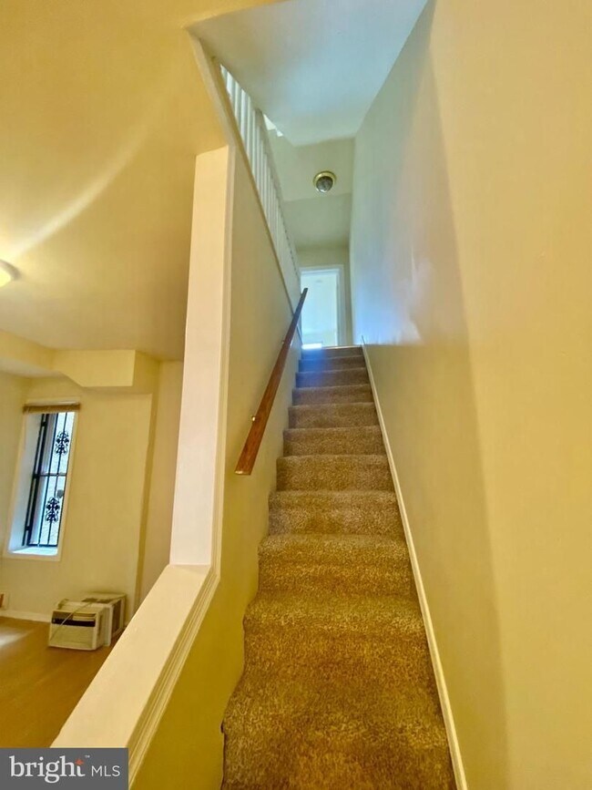 Foto del edificio - 6 bed 2 bath huge house for rent GREAT PRI...