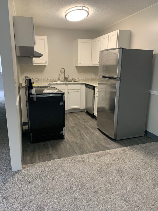 Building Photo - 28 Oakhurst Dr